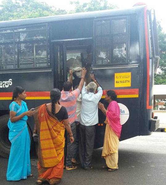 ಅಂಬ್ಯುಲೆನ್ಸ್ ಸಿಗದೆ ಪೊಲೀಸ್ ಬಸ್ಸಿನಲ್ಲಿ ಸಿಬ್ಬಂದಿಯ ಮೃತದೇಹ ಸಾಗಾಟ